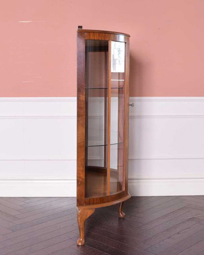 アンティークのキャビネット　アンティーク家具　美しい模様を描いた扉付きのアンティークガラスキャビネット（飾り棚） 。サイドからもたっぷりの光背板の部分以外は全てガラス。(k-1962-f)