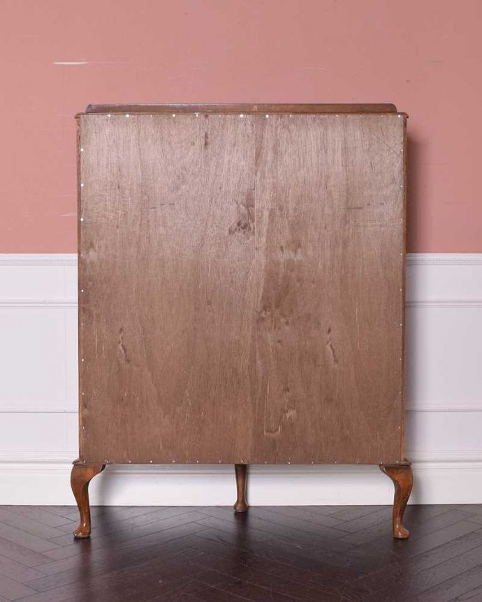 アンティークのキャビネット　アンティーク家具　美しい模様を描いた扉付きのアンティークガラスキャビネット（飾り棚） 。キレイに修復しました！アンティークは新品ではないので、経年変化によるキズはありますが、専門の職人がキレイにお直しをしているので、後ろ姿もキレイです。(k-1962-f)