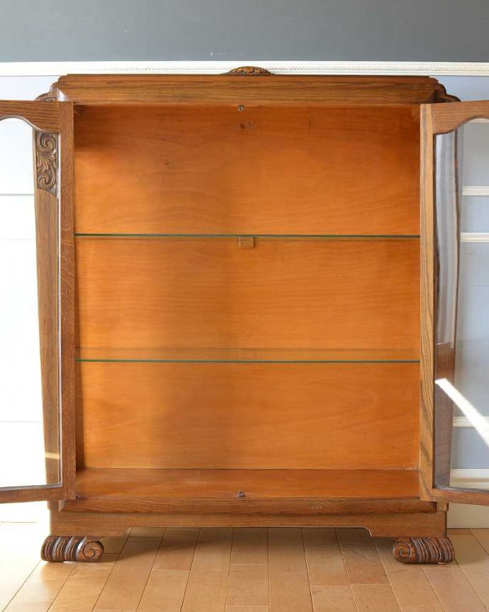 アンティークのキャビネット　アンティーク家具　お花の彫刻が華やかなアンティークキャビネット(ショーケース)。扉を開けると･･･重い本がたっぷり収納できるように頑丈に作られています。(k-1963-f)