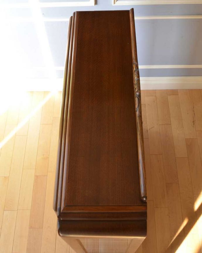 アンティークのキャビネット　アンティーク家具　お花の彫刻が華やかなアンティークキャビネット(ショーケース)。上から見てみると…家具の形はこんな感じです。(k-1963-f)