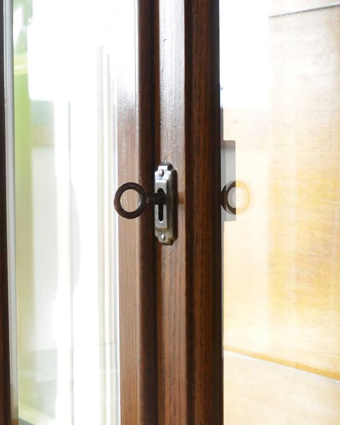 アンティークのキャビネット　アンティーク家具　お花の彫刻が華やかなアンティークキャビネット(ショーケース)。小さなパーツにもこだわり取っ手だけを見ていても現代とは違って良質な素材が使われているのが分かります。(k-1963-f)