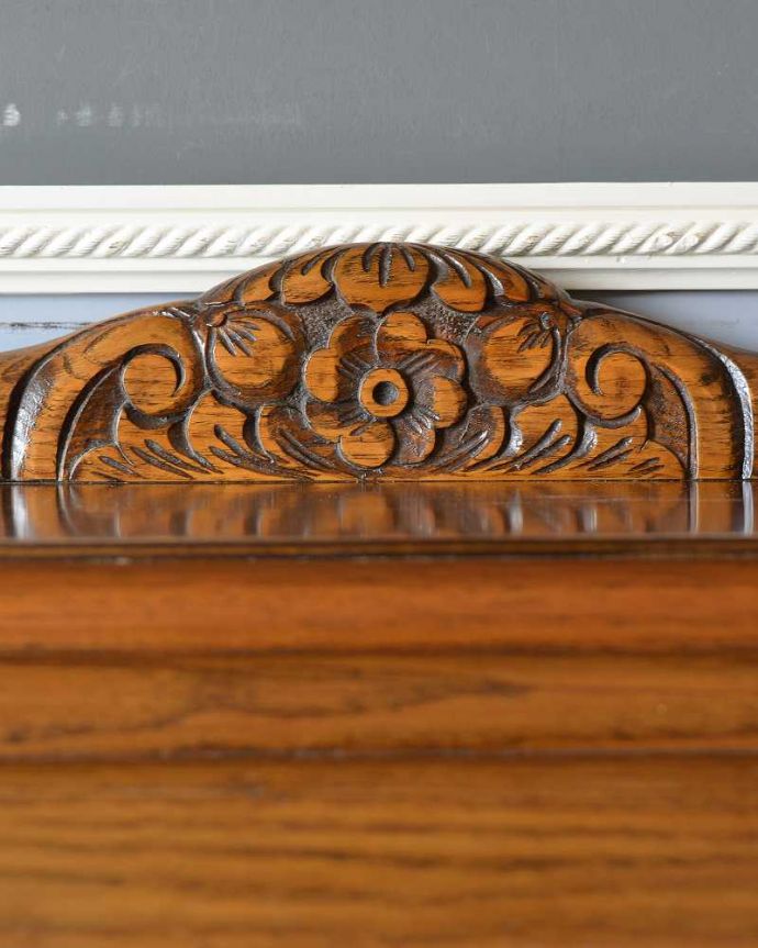 アンティークのキャビネット　アンティーク家具　お花の彫刻が華やかなアンティークキャビネット(ショーケース)。惚れ惚れしちゃう美しさこんなに堅い無垢材に一体どうやって彫ったんだろう？と不思議になるくらい細かい彫にうっとりです。(k-1963-f)