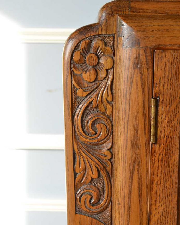 アンティークのキャビネット　アンティーク家具　お花の彫刻が華やかなアンティークキャビネット(ショーケース)。いろんな場所にこだわり彫のデザインもいろいろです。(k-1963-f)