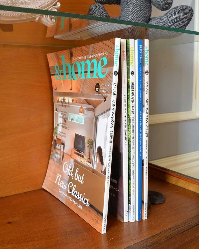 アンティークのキャビネット　アンティーク家具　お花の彫刻が華やかなアンティークキャビネット(ショーケース)。しっかり収納できますA4サイズの雑誌までしっかり収納出来ちゃう優れもの。(k-1963-f)