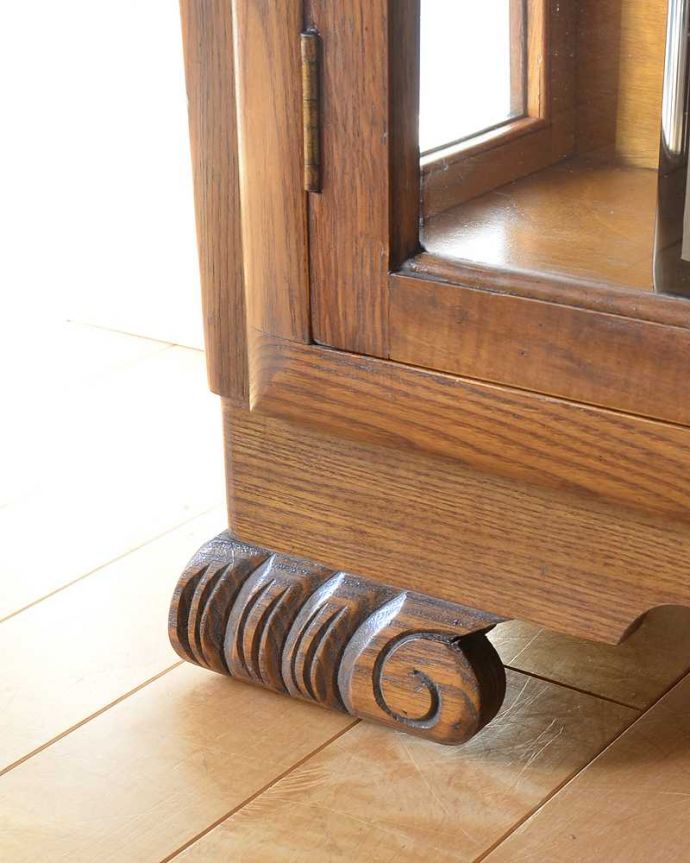 アンティークのキャビネット　アンティーク家具　お花の彫刻が華やかなアンティークキャビネット(ショーケース)。女性1人でラクラク運べちゃう仕掛けHandleのアンティークは、脚の裏にフェルトキーパーをお付けしています。(k-1963-f)