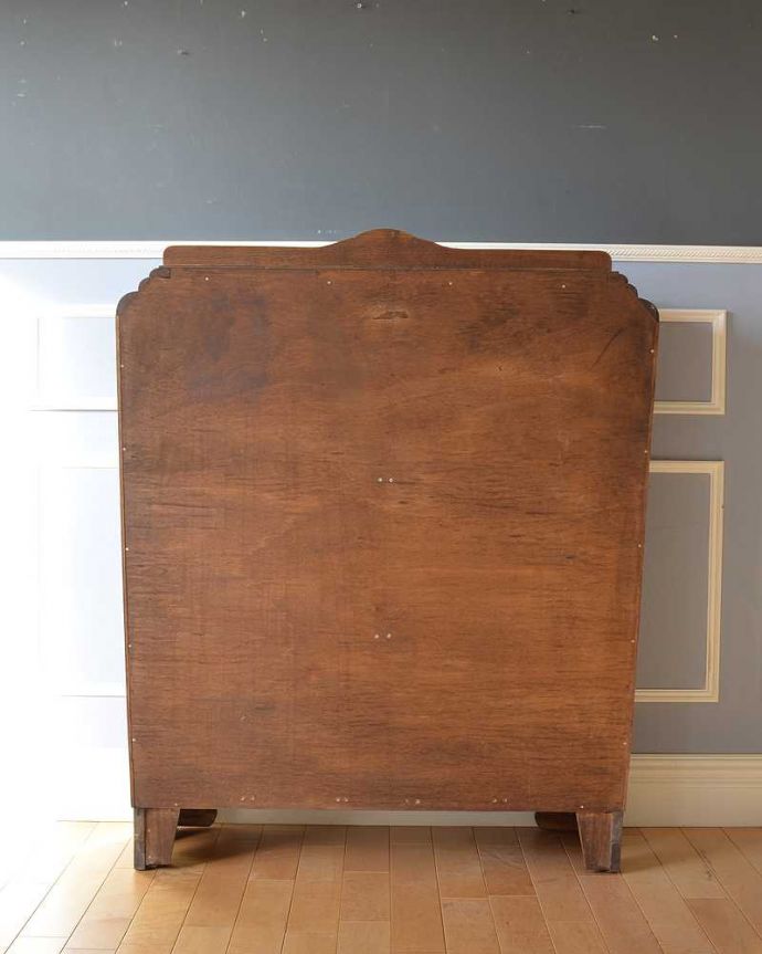 アンティークのキャビネット　アンティーク家具　お花の彫刻が華やかなアンティークキャビネット(ショーケース)。後ろ姿もキレイですアンティークは新品ではないので、もちろん経年変化によるキズはありますが、専門の職人が修復したので後ろ姿にも自信があります。(k-1963-f)