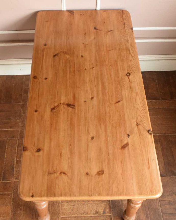 アンティークのテーブル アンティーク家具 イギリスのアンティーク家具、パイン材の可愛いダイニングテーブル。天板はキレイに修復しました。(k-1964-f)