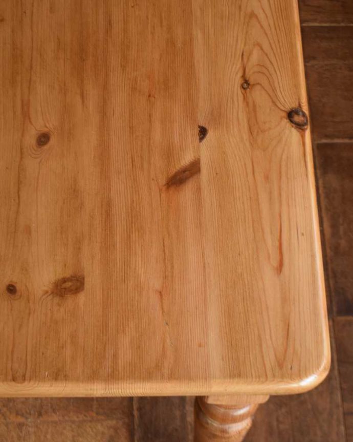 アンティークのテーブル アンティーク家具 イギリスのアンティーク家具、パイン材の可愛いダイニングテーブル。オールドパイン材だけが持つ・・・なんとも言えずあたたかい雰囲気。(k-1964-f)