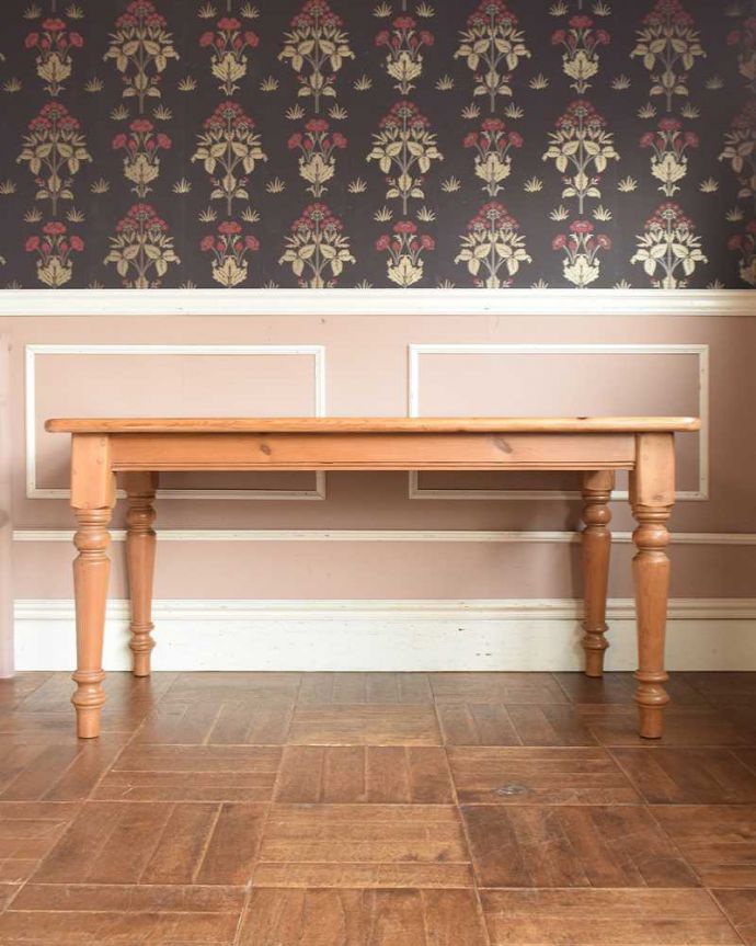 アンティークのテーブル アンティーク家具 イギリスのアンティーク家具、パイン材の可愛いダイニングテーブル。こっち側もキレイです!アンティークは新品ではないので、もちろん経年変化によるキズはありますが、専門の職人がきちんとお直しをしているので、180度どの角度もキレイです。(k-1964-f)