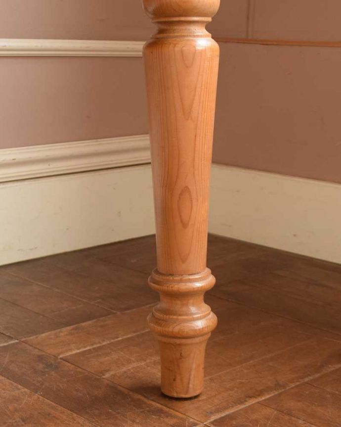 アンティークのテーブル アンティーク家具 イギリスのアンティーク家具、パイン材の可愛いダイニングテーブル。持ち上げなくても移動できます!Handleのアンティークは、脚の裏にフェルトキーパーをお付けしていますので、床を滑らせて簡単に移動が出来ます。(k-1964-f)