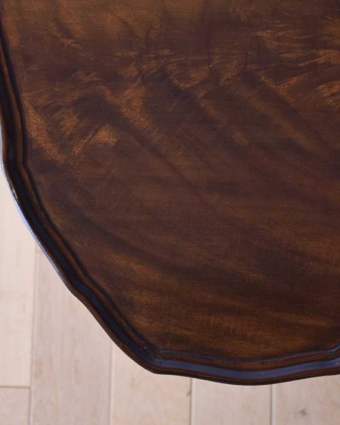 アンティークのテーブル アンティーク家具 優雅な英国のアンティーク家具、3つセットのコーヒーテーブル(ネストテーブル)。天板も修復したのでキレイです修復の時、古い塗装を剥離して再塗装してあるので天板もピカピカです。(k-1965-f)