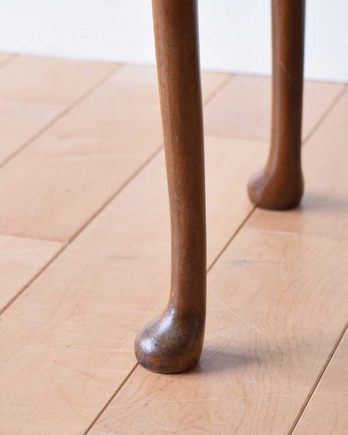 アンティークのテーブル アンティーク家具 優雅な英国のアンティーク家具、3つセットのコーヒーテーブル(ネストテーブル)。持ち上げなくても移動できます!Handleのアンティークは、脚の裏にフェルトキーパーをお付けしていますので、床を滑らせてれば移動が簡単です。(k-1965-f)