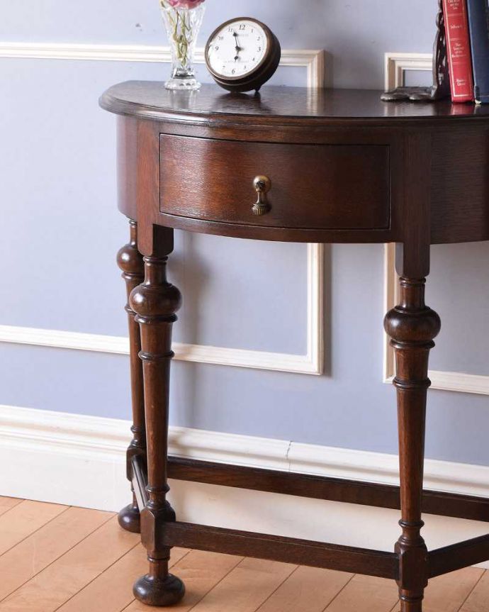 アンティークのテーブル　アンティーク家具　英国輸入のアンティーク家具、脚の美しいコンソールテーブル（引き出し付き）。アンティークらしい華やかなデザイン優雅なデザインのアンティーク家具は、壁の前に置くだけで、お部屋の中がグンッと格上げされます。(k-1966-f)