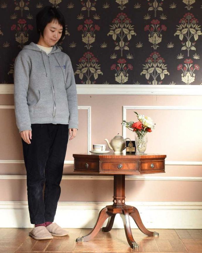 アンティークのテーブル　アンティーク家具　高級感たっぷりのアンティーク英国家具、革張りのティーテーブル（オケージョナルテーブル）。八角形の天板が特長のドラムテーブル英国アンティークらしい美しいデザインのドラムテーブル。(k-1967-f)