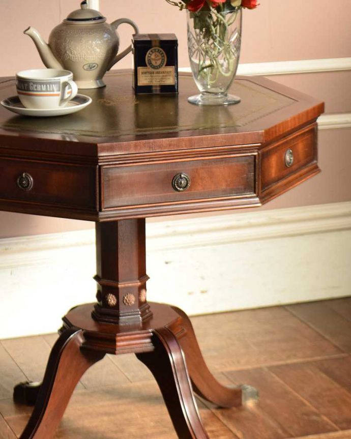 アンティークのテーブル　アンティーク家具　高級感たっぷりのアンティーク英国家具、革張りのティーテーブル（オケージョナルテーブル）。引き出しまで付いている実力派デザインや木目の美しさはもちろん、引き出しまで付いているので、使いやすさもバッチリです。(k-1967-f)