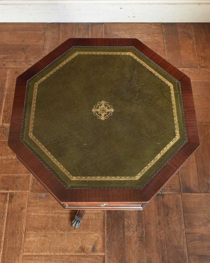 アンティークのテーブル　アンティーク家具　高級感たっぷりのアンティーク英国家具、革張りのティーテーブル（オケージョナルテーブル）。上から見た天板の表情も美しい…天板を上から見ると、こんな感じです。(k-1967-f)