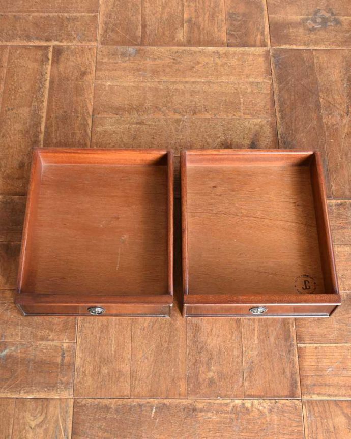 アンティークのテーブル　アンティーク家具　高級感たっぷりのアンティーク英国家具、革張りのティーテーブル（オケージョナルテーブル）。引き出しの中もキレイですテーブルに付いた引き出しの中も、もちろん職人がしっかり修復しました。(k-1967-f)