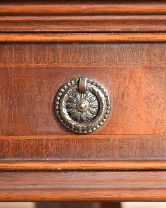 アンティークのテーブル　アンティーク家具　高級感たっぷりのアンティーク英国家具、革張りのティーテーブル（オケージョナルテーブル）。開ける度にワクワクこんな所もアンティークらしさ。(k-1967-f)