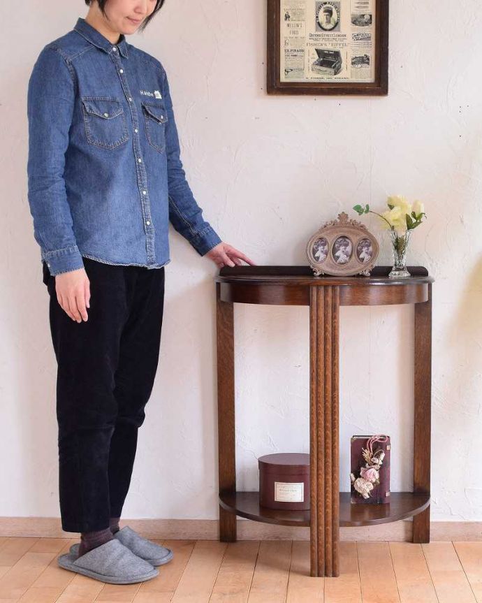 アンティークのテーブル アンティーク家具 イギリス輸入のアンティーク家具、半月型のコンソールテーブル。壁にピタッと付けるだけで出来るおしゃれコーナーハーフムーン型のコンソールテーブルは見せる場所を作ってくれる最強のアンティーク家具。(k-1968-f)