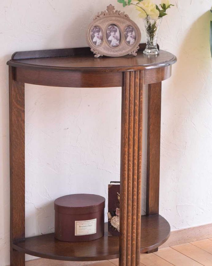 アンティークのテーブル アンティーク家具 イギリス輸入のアンティーク家具、半月型のコンソールテーブル。美しいデザインが印象的実用性を求めない見せ場を作ってくれるコンソールは、何より見た目が重要。(k-1968-f)