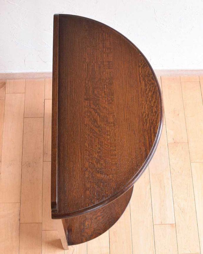 アンティークのテーブル アンティーク家具 イギリス輸入のアンティーク家具、半月型のコンソールテーブル。上から見ると半分のお月様が見えますハーフムーン(半月型)の天板には、何を置いても素敵に魅せてくれる力があります。(k-1968-f)