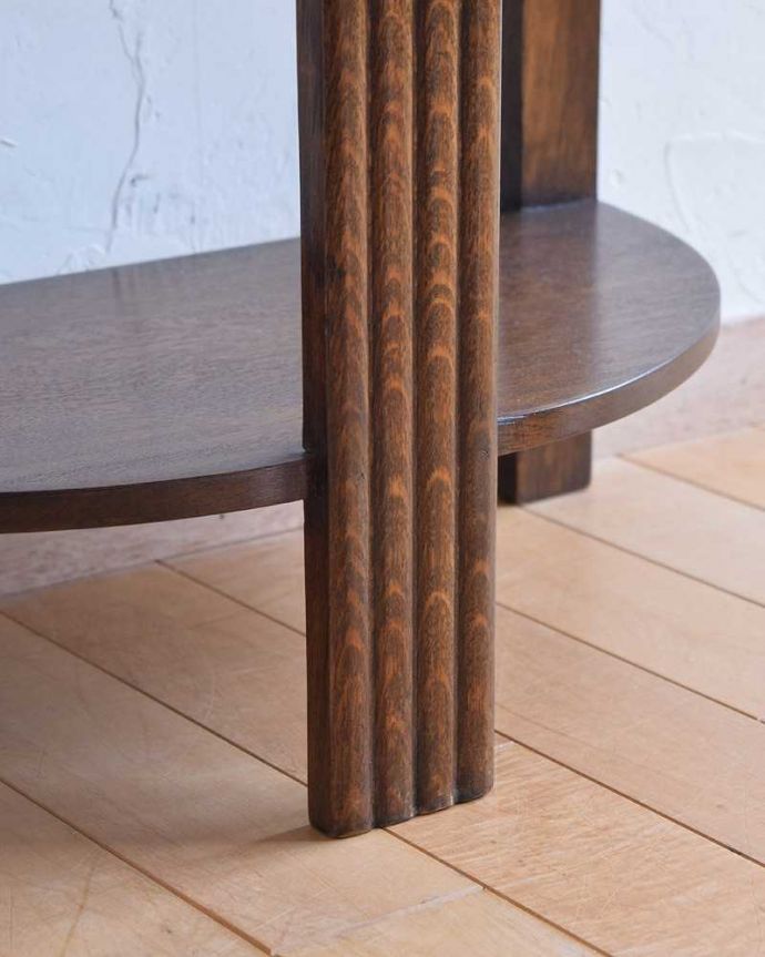 アンティークのテーブル アンティーク家具 イギリス輸入のアンティーク家具、半月型のコンソールテーブル。持ち上げなくても移動できます!Handleのアンティークは、脚の裏にフェルトキーパーをお付けしていますので、床を滑らせてれば女性1人でも移動が簡単です。(k-1968-f)