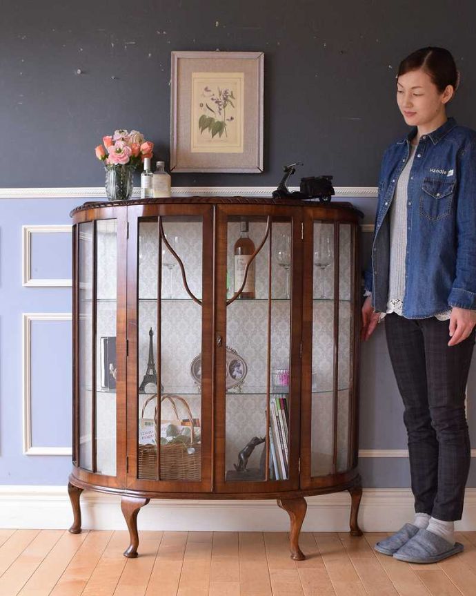 アンティークのキャビネット　アンティーク家具　英国アンティーク家具のショーケース、ウォルナット材のガラスキャビネット（飾り棚）。おススメNo.1のアンティーク家具もともとチャイナキャビネットとして陶器を見せながら収納するために造られたガラスの扉のキャビネット。(k-1969-f)