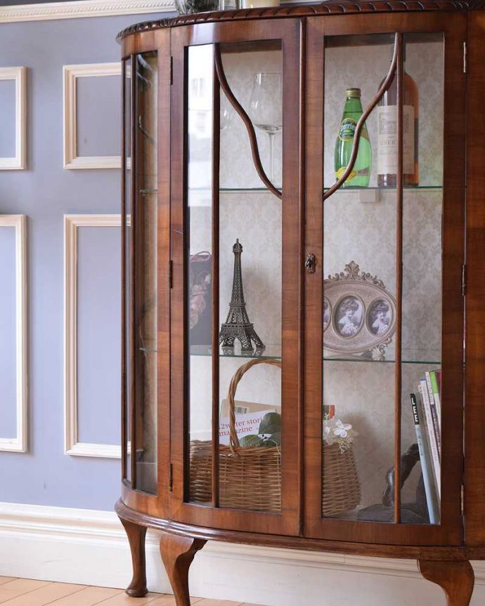 アンティークのキャビネット　アンティーク家具　英国アンティーク家具のショーケース、ウォルナット材のガラスキャビネット（飾り棚）。アンティークのガラスを通してみると、なんだか高級光をたっぷり取り入れてくれるガラス扉と棚板。(k-1969-f)