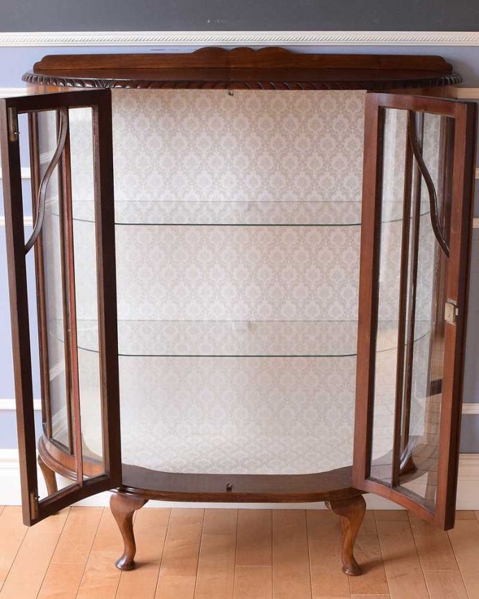 アンティークのキャビネット　アンティーク家具　英国アンティーク家具のショーケース、ウォルナット材のガラスキャビネット（飾り棚）。扉を開けて中を見てみましょう背板はクロス張り。(k-1969-f)