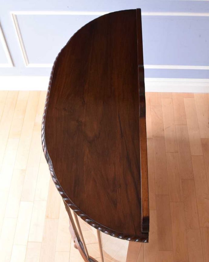 アンティークのキャビネット　アンティーク家具　英国アンティーク家具のショーケース、ウォルナット材のガラスキャビネット（飾り棚）。こんな形のキャビネットです。(k-1969-f)