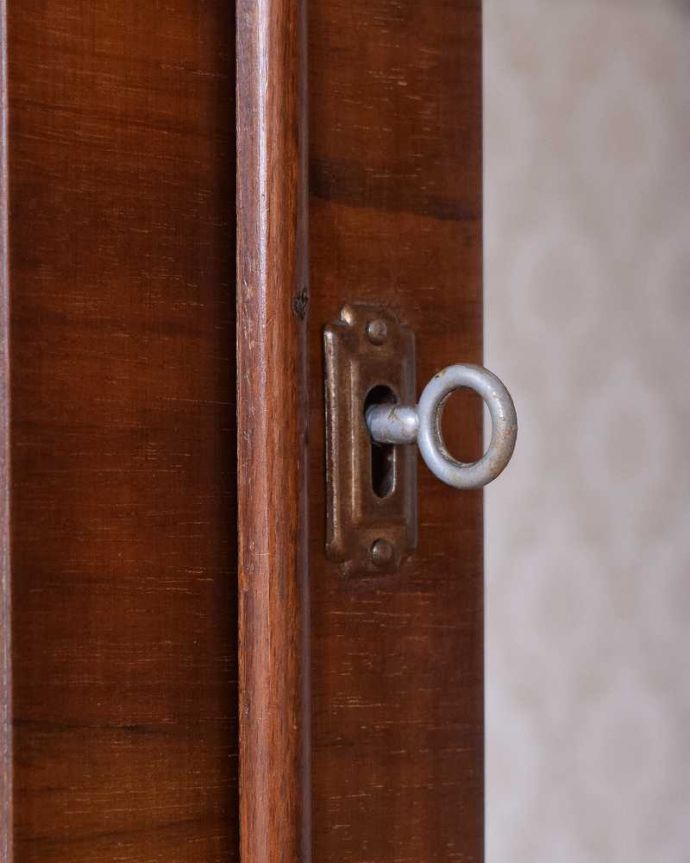 アンティークのキャビネット　アンティーク家具　英国アンティーク家具のショーケース、ウォルナット材のガラスキャビネット（飾り棚）。アンティークらしい取っ手取っ手にもアンティークらしさが。(k-1969-f)