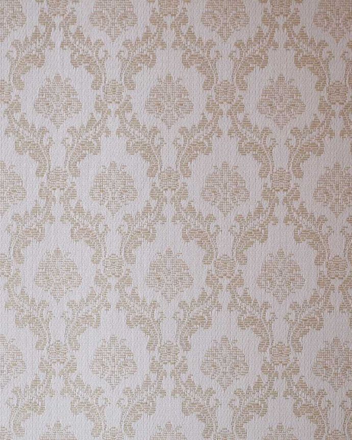 アンティークのキャビネット　アンティーク家具　英国アンティーク家具のショーケース、ウォルナット材のガラスキャビネット（飾り棚）。新しい生地で張り替えましたキャビネットの表情に合わせて新しい背板の生地を選びました。(k-1969-f)