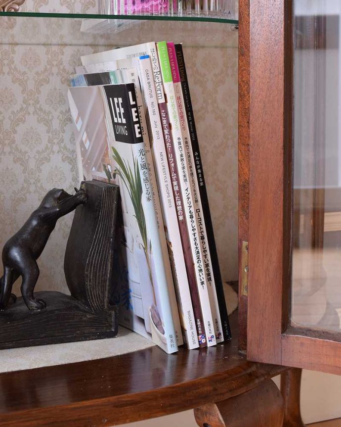 アンティークのキャビネット　アンティーク家具　英国アンティーク家具のショーケース、ウォルナット材のガラスキャビネット（飾り棚）。扉の中は収納たっぷりA4サイズの雑誌までしっかり収納出来ちゃう大きさ。(k-1969-f)