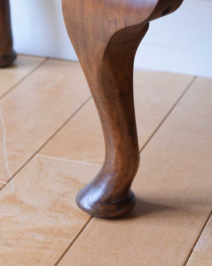 アンティークのキャビネット　アンティーク家具　英国アンティーク家具のショーケース、ウォルナット材のガラスキャビネット（飾り棚）。女性１人でもラクラク運べちゃうんですHandleのアンティークは脚の裏にフェルトキーパーをお付けしています。(k-1969-f)