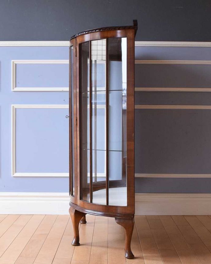 アンティークのキャビネット　アンティーク家具　英国アンティーク家具のショーケース、ウォルナット材のガラスキャビネット（飾り棚）。横から見てもステキ横から見るとこんな感じ。(k-1969-f)