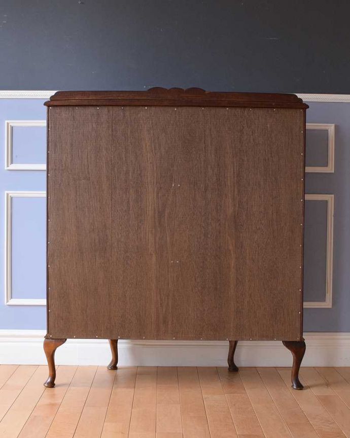 アンティークのキャビネット　アンティーク家具　英国アンティーク家具のショーケース、ウォルナット材のガラスキャビネット（飾り棚）。実は後ろから見てもキレイなんです。(k-1969-f)