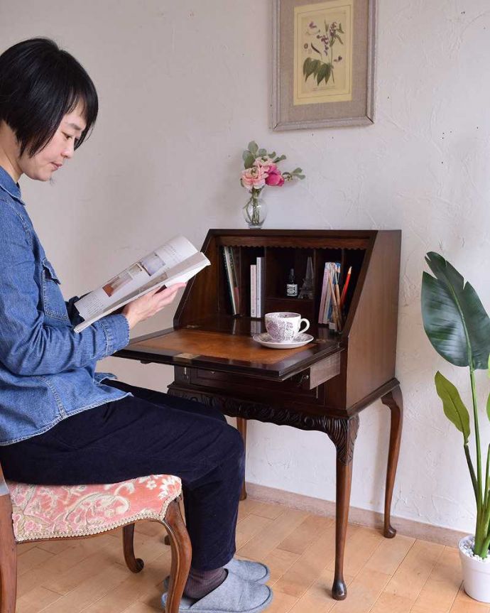 ビューロー　アンティーク家具　マホガニー材のアンティーク英国家具、美しいライティングビューロー 。あっという間に自分だけのデスクビューロー部分の扉を前に開くとデスクになっちゃう便利さ。(k-1971-f)