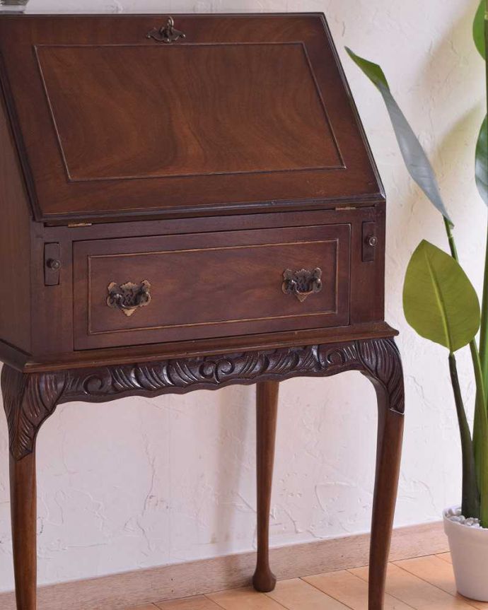 ビューロー　アンティーク家具　マホガニー材のアンティーク英国家具、美しいライティングビューロー 。アンティークだから手に入る木目の美しさ高級な木材の木目が美しい部分だけを使って造られたビューローは木目自体が装飾。(k-1971-f)