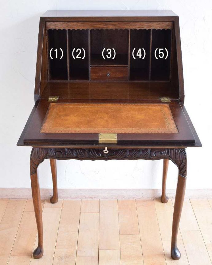 ビューロー　アンティーク家具　マホガニー材のアンティーク英国家具、美しいライティングビューロー 。お片付け上手になっちゃう仕掛け扉を倒すと細々としたものが整理整頓しやすいように細かく仕切られています。(k-1971-f)