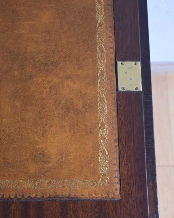 ビューロー　アンティーク家具　マホガニー材のアンティーク英国家具、美しいライティングビューロー 。デスクの天板を見てみると･･･気になる天板部分もキレイにお直ししました。(k-1971-f)