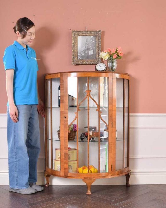 アンティークのキャビネット　アンティーク家具　ウォルナット材の木目が美しい、アンティーク家具のガラスキャビネット。グルッと180度。(k-1972-f)