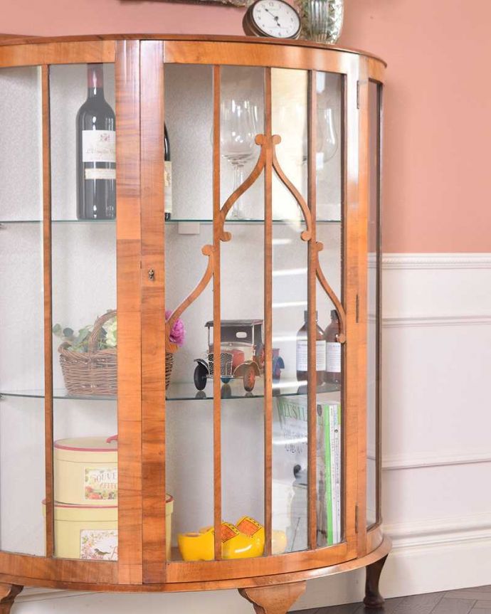 アンティークのキャビネット　アンティーク家具　ウォルナット材の木目が美しい、アンティーク家具のガラスキャビネット。ガラス越しに見るお気に入りの美しさ…アンティークのガラス扉を通して見ると、中に入れたものがキラッキラに輝いて見えるから、今まで飾る場所がなかったお気に入りのものをたっぷり詰め込んでみてください。(k-1972-f)
