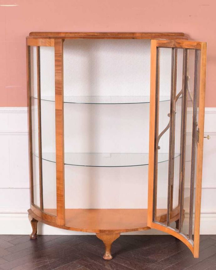 アンティークのキャビネット　アンティーク家具　ウォルナット材の木目が美しい、アンティーク家具のガラスキャビネット。扉を開けて中を見てみると…職人がキレイに修復して、背板も新しい生地に張替えました。(k-1972-f)