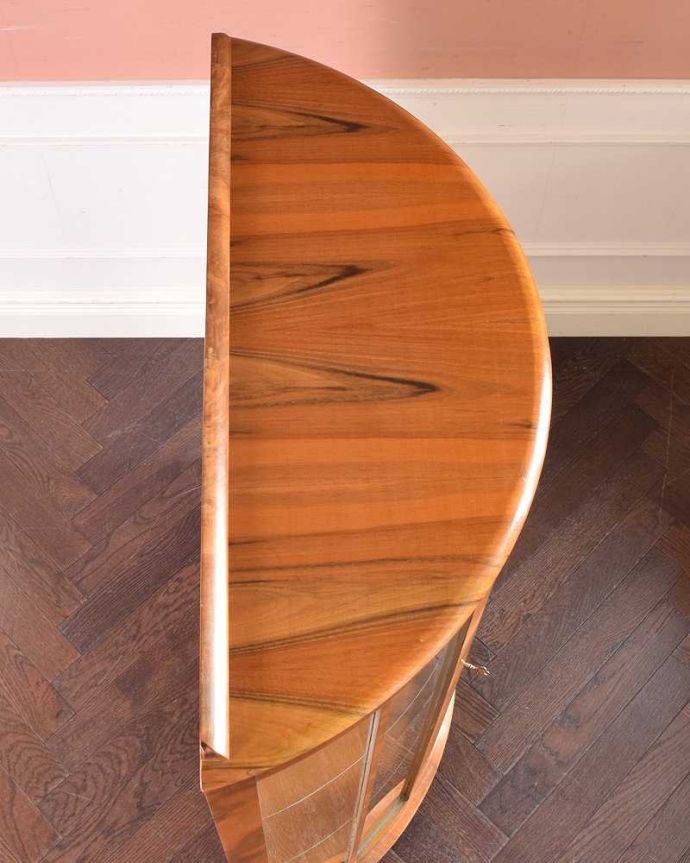 アンティークのキャビネット　アンティーク家具　ウォルナット材の木目が美しい、アンティーク家具のガラスキャビネット。上から見るとよく分かるハーフムーンの形キャビネットを上から見てみるとこんな感じの半月型。(k-1972-f)