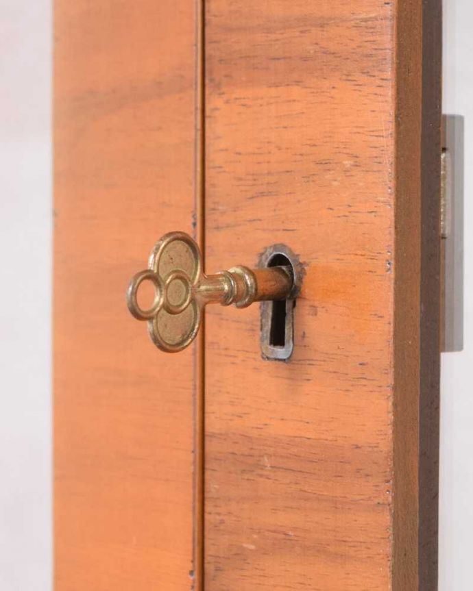 アンティークのキャビネット　アンティーク家具　ウォルナット材の木目が美しい、アンティーク家具のガラスキャビネット。開ける度にワクワク･･･ カギを使って扉を開ける度に、まるで宝箱を開けるみたいです。(k-1972-f)