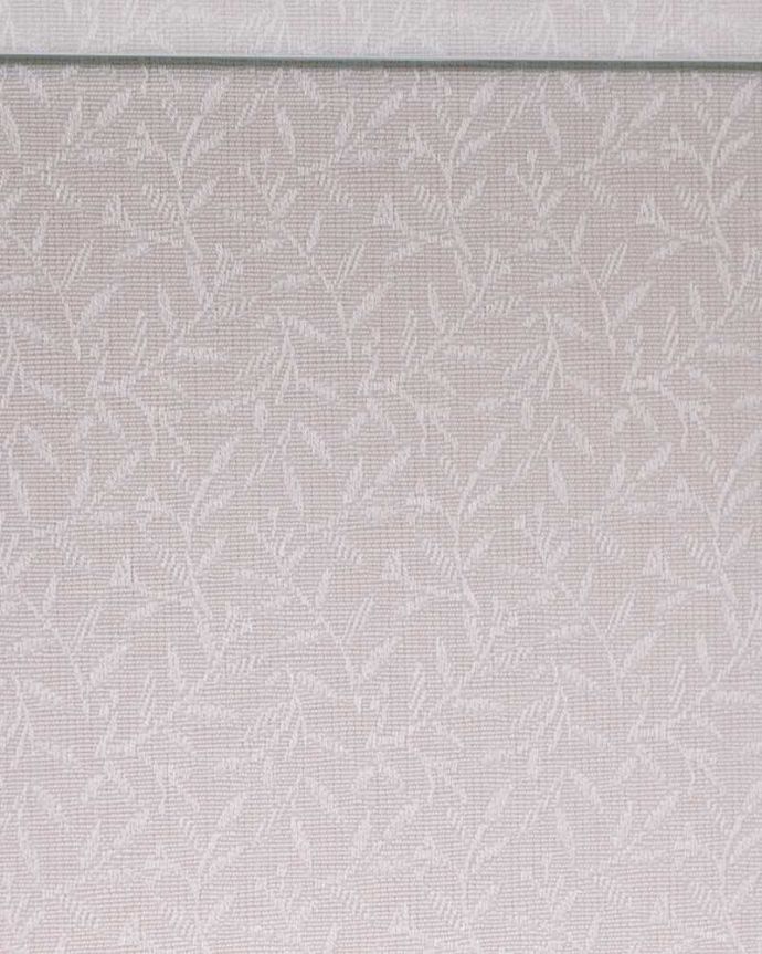 アンティークのキャビネット　アンティーク家具　ウォルナット材の木目が美しい、アンティーク家具のガラスキャビネット。新しく貼り替えましたキャビネットの表情に合わせて、背板の生地をセレクト。(k-1972-f)