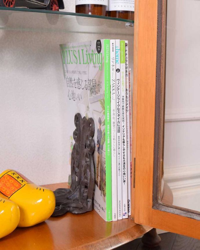 アンティークのキャビネット　アンティーク家具　ウォルナット材の木目が美しい、アンティーク家具のガラスキャビネット。扉の中は収納たっぷりA4サイズの雑誌までしっかり収納出来ちゃう大きさ。(k-1972-f)