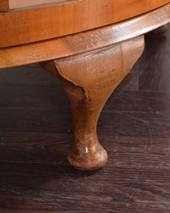 アンティークのキャビネット　アンティーク家具　ウォルナット材の木目が美しい、アンティーク家具のガラスキャビネット。女性1人でラクラク運べちゃう仕掛けHandleのアンティークは、脚の裏にフェルトキーパーをお付けしています。(k-1972-f)