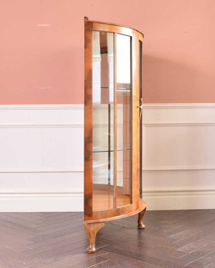 アンティークのキャビネット　アンティーク家具　ウォルナット材の木目が美しい、アンティーク家具のガラスキャビネット。180度どこからでも中が見れちゃうグルっと180度、どの角度からでも中が見れるハーフムーン型。(k-1972-f)