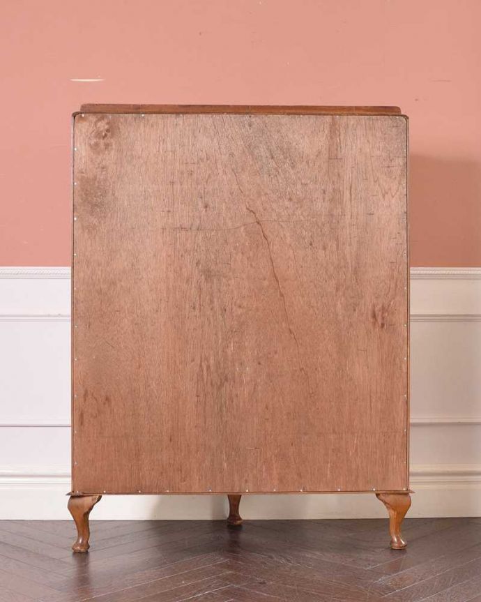 アンティークのキャビネット　アンティーク家具　ウォルナット材の木目が美しい、アンティーク家具のガラスキャビネット。もちろん後姿もキレイですアンティークは新品ではないので、もちろん経年変化によるキズはありますが、専門の職人がキレイにお直しをしているので、後ろ姿までキレイです。(k-1972-f)